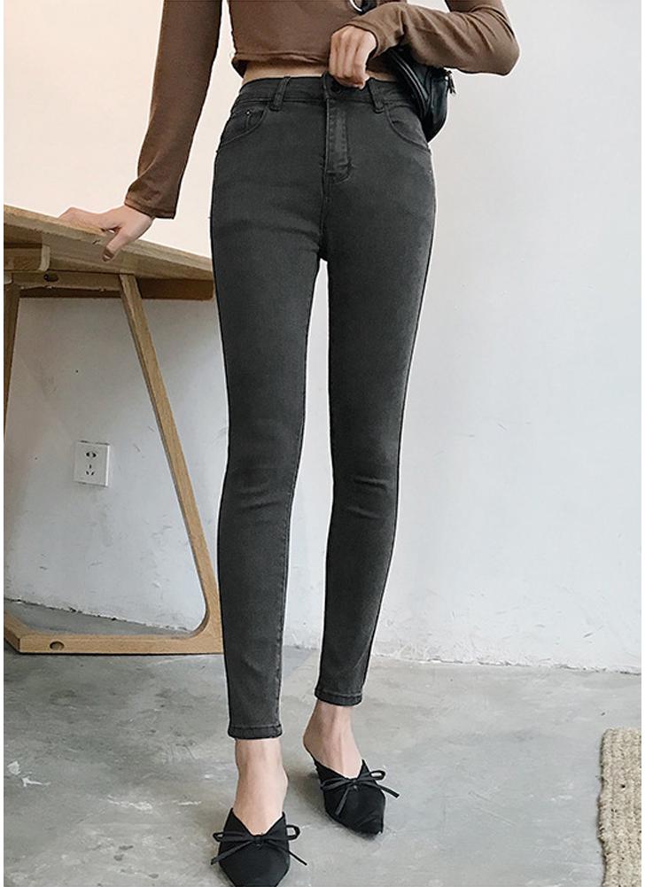 New Listing LEVI'S JEANS sz 9 Long SLIM FIT Tapered Leg Vintage High Waist Mom Mama Tall Levi's Jeans Original Slim Fit size 9 Long. In very good preloved condition.