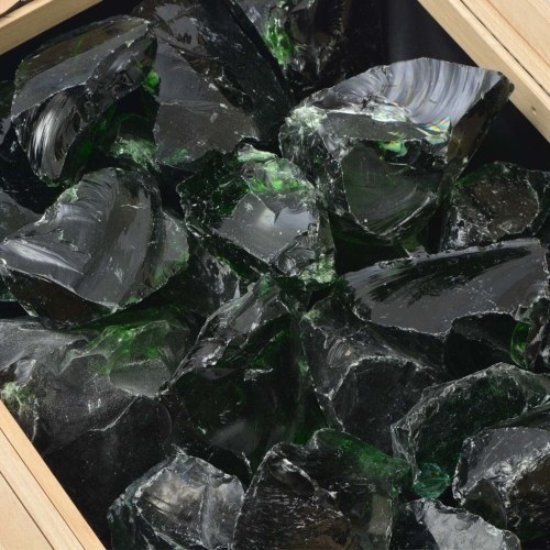 

Габион установлен в садовой сети со стеклянными скалами и светодиодной лампой