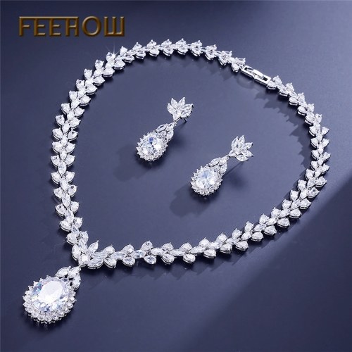 

geometric oval zircon pendant set