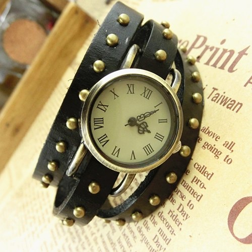 

Gift Wrapped Roman Word Punk Studded Willow Cowhide Fashion Vintage Bracelet Watch Student Watch black